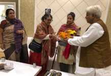 मनीषा कोइराला पहुंचीं संकटमोचन मंदिर, लिया आशीर्वाद