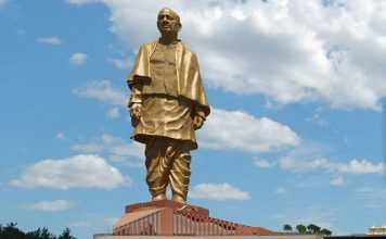 पटेल ने जम्मू-कश्मीर के सवाल पर इस्तीफे की पेशकश कर दी थी नेहरू ने जम्मू-कश्मीर को पटेल के नियंत्रण से निकालकर इसे गोपाल स्वामी अयंगर के नियंत्रणाधीन दे दिया। इससे पटेल की भावनाएं गहराई से आहत हुईं।