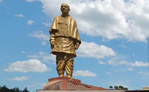 पटेल ने जम्मू-कश्मीर के सवाल पर इस्तीफे की पेशकश कर दी थी नेहरू ने जम्मू-कश्मीर को पटेल के नियंत्रण से निकालकर इसे गोपाल स्वामी अयंगर के नियंत्रणाधीन दे दिया। इससे पटेल की भावनाएं गहराई से आहत हुईं।