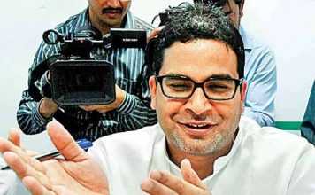 जेडीयू के प्रशांत किशोर को ममता बनर्जी ने बंगाल में दे दिया जाब पश्चिम बंगाल में होने जा रहे विधानसभा चुणाव में ममता बनर्जी के लिए बीजेपी से बड़ी चुनौती पीके उर्फ प्रशांत किशोर हैं।