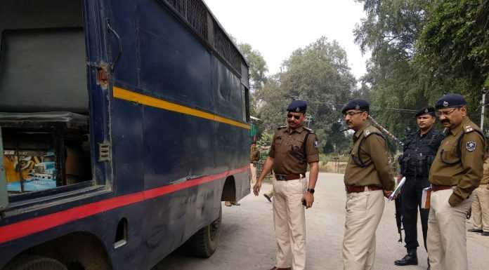 कैदी वाहन में सुराग बना भागने की फिराक में थे नक्सली