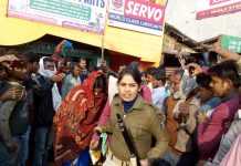 होटल में रंगरेलियां मनाते लड़के-लड़कियों के 6 जोड़े धराये