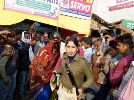 होटल में रंगरेलियां मनाते लड़के-लड़कियों के 6 जोड़े धराये