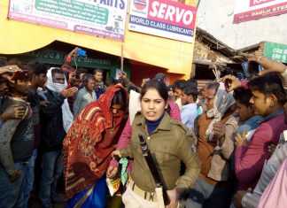 होटल में रंगरेलियां मनाते लड़के-लड़कियों के 6 जोड़े धराये