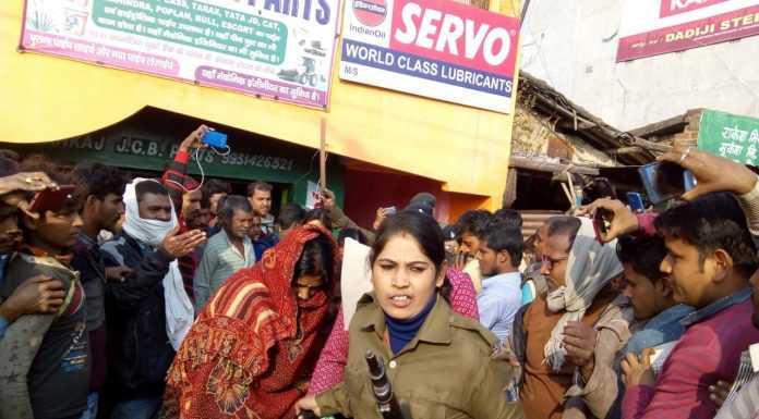 होटल में रंगरेलियां मनाते लड़के-लड़कियों के 6 जोड़े धराये