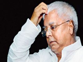 जेल से ही जंग लड़ेंगे लालू, अस्पताल के बेड पर बनेगी चुनावी रणनीति सीएजी की रिपोर्ट के हवाले से चारा घोटाले की सूचनाएं खबर बनती थी। बचपन के दिनों में अक्सर सुनते थे कि सांढ़ स्कूटर पर ढोये गये। तब आश्चर्य होता था।