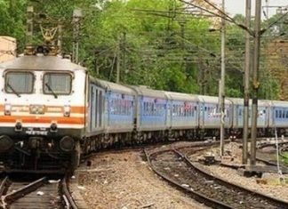 बिहार : ट्रेन में 40 मिनट तक लूटपाट, पांच रेलयात्री हुए घायल रेलवे ने अब तक (14 मई) 800 स्पेशल ट्रेनों का परिचालन कर 10 लाख प्रवासी मजदूरों, पर्यटकों, और छात्रों को उनके गंतव्य तक पहुंचाया है। रेलवे का दावा है कि यात्रा के दौरान यात्रियों को मुफ्त भोजन और पानी दिया जा रहा है।