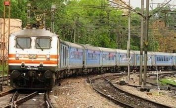 प्रवासियों के आक्रोश गुस्से से थर्राई सरकारें, 38 दिनों बाद चलीं ट्रेनें रेलवे ने अब तक (14 मई) 800 स्पेशल ट्रेनों का परिचालन कर 10 लाख प्रवासी मजदूरों, पर्यटकों, और छात्रों को उनके गंतव्य तक पहुंचाया है। रेलवे का दावा है कि यात्रा के दौरान यात्रियों को मुफ्त भोजन और पानी दिया जा रहा है।