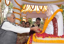 बिहार के मुख्यमंत्री ने माता को दी भावभीनी श्रद्धांजलि
