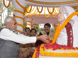 बिहार के मुख्यमंत्री ने माता को दी भावभीनी श्रद्धांजलि