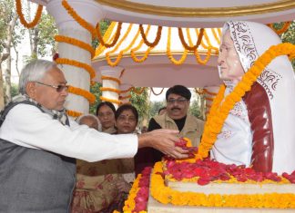 बिहार के मुख्यमंत्री ने माता को दी भावभीनी श्रद्धांजलि