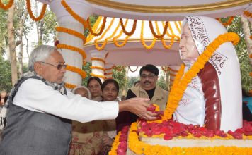 बिहार के मुख्यमंत्री ने माता को दी भावभीनी श्रद्धांजलि