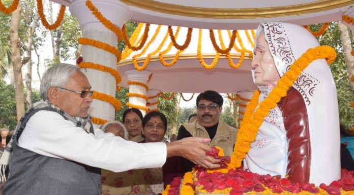 बिहार के मुख्यमंत्री ने माता को दी भावभीनी श्रद्धांजलि