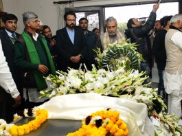 बिहार के उपमुख्यमंत्री ने किया जार्ज के पार्थिव शरीर पर पुष्पार्पण