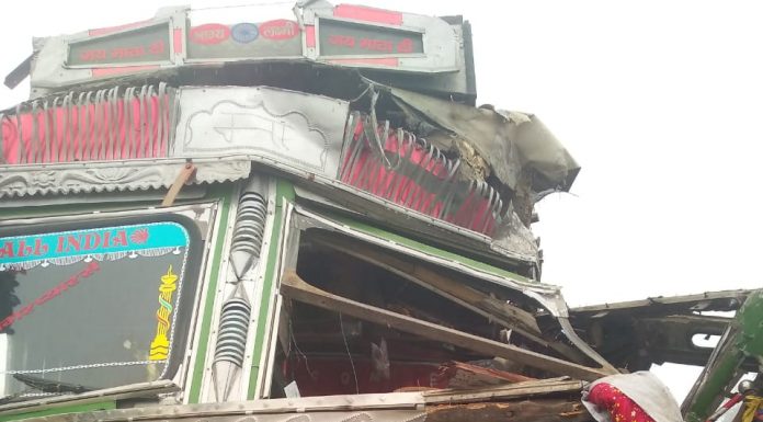 कोहरे का कहरः सारण में दो ट्रकों की टक्कर में एक की हुई मौत