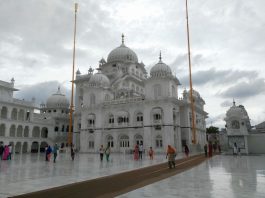 नीतीश कुमार की तारीफ करना महंगा पड़ा, धोने पड़ रहे जूठे बर्तन