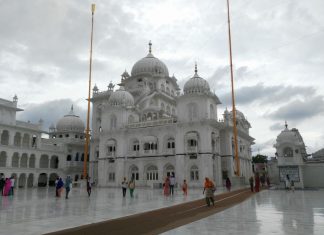 नीतीश कुमार की तारीफ करना महंगा पड़ा, धोने पड़ रहे जूठे बर्तन
