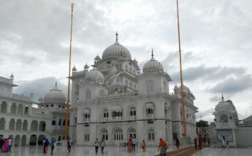 नीतीश कुमार की तारीफ करना महंगा पड़ा, धोने पड़ रहे जूठे बर्तन