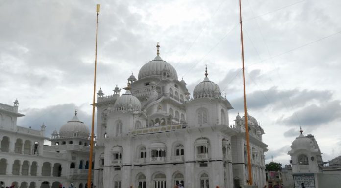 नीतीश कुमार की तारीफ करना महंगा पड़ा, धोने पड़ रहे जूठे बर्तन