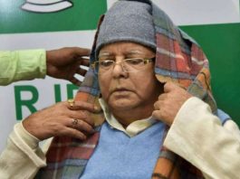 लड़खड़ा कर गिरने से बचे लालू, आ गया था चक्कर, अब फिट राजद प्रमुख लालू यादव (फाइल फोटो) ने कहा है कि RSS व BJP कोरोना वायरस से भी खतरनाक