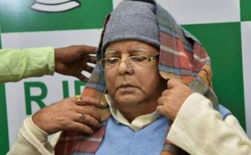 लड़खड़ा कर गिरने से बचे लालू, आ गया था चक्कर, अब फिट राजद प्रमुख लालू यादव (फाइल फोटो) ने कहा है कि RSS व BJP कोरोना वायरस से भी खतरनाक