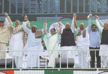 ममता के मंच से विपक्ष की हुंकार, 20 दलों के नेता मंच पर दिखे