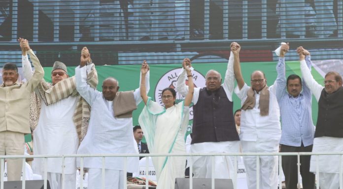 ममता के मंच से विपक्ष की हुंकार, 20 दलों के नेता मंच पर दिखे