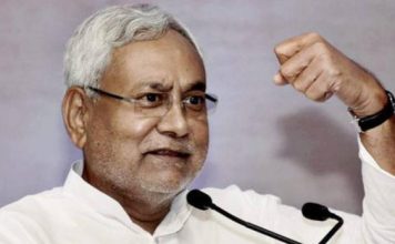 नीतीश कुमार ने बिहार के एक करोड़ परिवारों तक बनाई पहुंच, वोटों में तब्दील हुई संख्या तो हो जाएगी बल्ले-बल्ले अगर काम को आधार बना कर वोट मिलते हैं तो नीतीश बिहार में सर्वाधिक वोट हासिल करने का पूरा बंदोबस्त कर चुके हैं