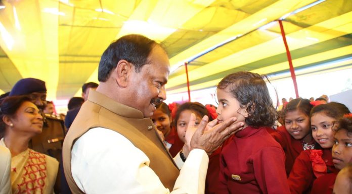 बेटियों के लिए मुख्यमंत्री रघुवर की राय- पहले पढ़ाई, फिर विदाई