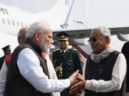 BJP ने कस दी नीतीश की नकेल, आगे-आगे देखिए होता है क्या फाइल फोटो- पटना के एक कार्यक्रम में नीतीश कुमार व नरेंद्र मोदी