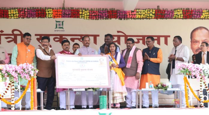 रघुवर दास की अपील- बेटियां पढ़ें और आगे बढ़ें, सरकार साथ है