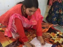 पैरों से लिख कर इंटर की परीक्षा दे रही है 16 साल की अंकिता