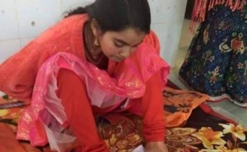 पैरों से लिख कर इंटर की परीक्षा दे रही है 16 साल की अंकिता