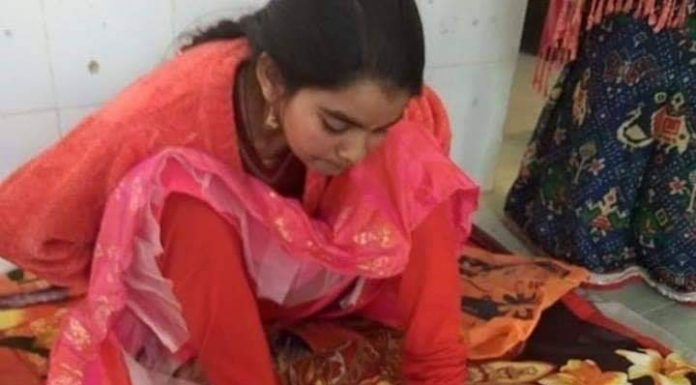 पैरों से लिख कर इंटर की परीक्षा दे रही है 16 साल की अंकिता