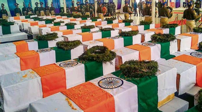 आतंकी ठिकाने पर हवाई हमले ने नरेंद्र मोदी को बना दिया हीरो