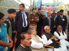 शहीद पिंटू के घर पहुंचे नीतीश, देखने उमड़ी भीड़, रेलिंग टूटी, कई जख्मी