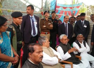 शहीद पिंटू के घर पहुंचे नीतीश, देखने उमड़ी भीड़, रेलिंग टूटी, कई जख्मी