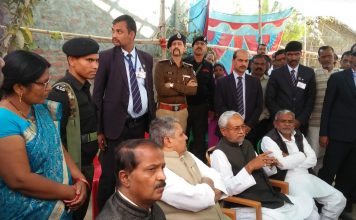 शहीद पिंटू के घर पहुंचे नीतीश, देखने उमड़ी भीड़, रेलिंग टूटी, कई जख्मी