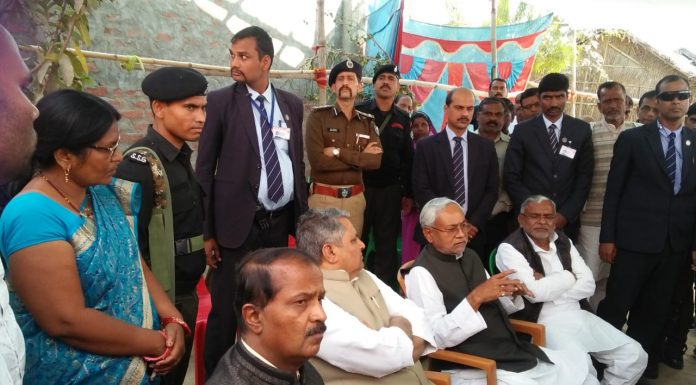 शहीद पिंटू के घर पहुंचे नीतीश, देखने उमड़ी भीड़, रेलिंग टूटी, कई जख्मी