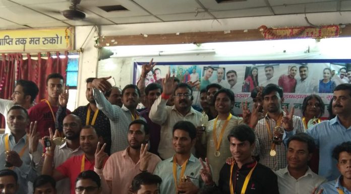 नवनियुक्त दारोगा अभ्यर्थियों का कोचिंग संस्थान में हुआ अभिनंदन