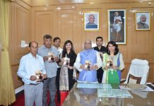 बिहार के राज्यपाल ने ‘लवस्टोरी आफ ए कमान्डो’ को लोकार्पित किया लोकार्पण के अवसर पर श्रीमती विभूति पाण्डेय, विजय पाण्डेय, कुणाल किशोर एवं श्री अनिल कुमार आदि भी उपस्थित थे।