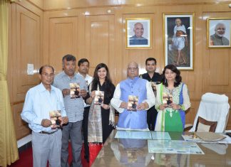 बिहार के राज्यपाल ने ‘लवस्टोरी आफ ए कमान्डो’ को लोकार्पित किया लोकार्पण के अवसर पर श्रीमती विभूति पाण्डेय, विजय पाण्डेय, कुणाल किशोर एवं श्री अनिल कुमार आदि भी उपस्थित थे।