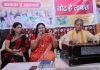 लोक गीतों के माध्यम से लोक गायिका ने वोट देने की अपील की