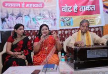 लोक गीतों के माध्यम से लोक गायिका ने वोट देने की अपील की