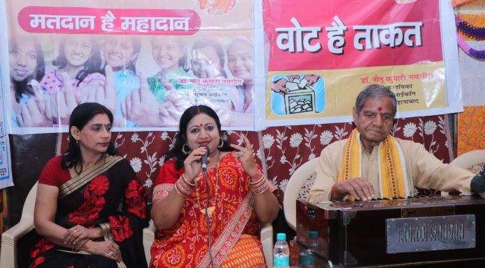 लोक गीतों के माध्यम से लोक गायिका ने वोट देने की अपील की