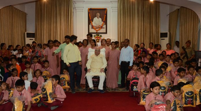 बिहार के राज्यपाल लालजी टंडन ने दिव्यांग बच्चों संग मनाया बर्थडे दिव्यांग बच्चों के संग बिहार के राज्यपाल लालजी टंडन ने मनाया अपना जन्मदिन