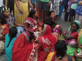 बिहार के बेगूसराय में बेलगाम ट्रक ने कई को कुचला, 6 की मौत बेगूसराय में ट्रक से कुचलने से मरे लोगों के विलाप करते परिजन