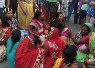 बिहार के बेगूसराय में बेलगाम ट्रक ने कई को कुचला, 6 की मौत बेगूसराय में ट्रक से कुचलने से मरे लोगों के विलाप करते परिजन