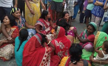 बिहार के बेगूसराय में बेलगाम ट्रक ने कई को कुचला, 6 की मौत बेगूसराय में ट्रक से कुचलने से मरे लोगों के विलाप करते परिजन