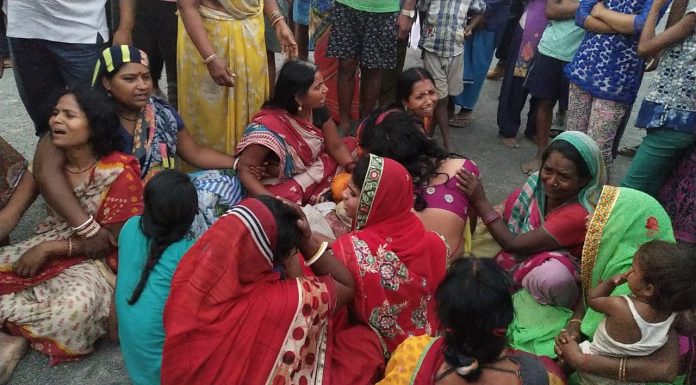 बिहार के बेगूसराय में बेलगाम ट्रक ने कई को कुचला, 6 की मौत बेगूसराय में ट्रक से कुचलने से मरे लोगों के विलाप करते परिजन